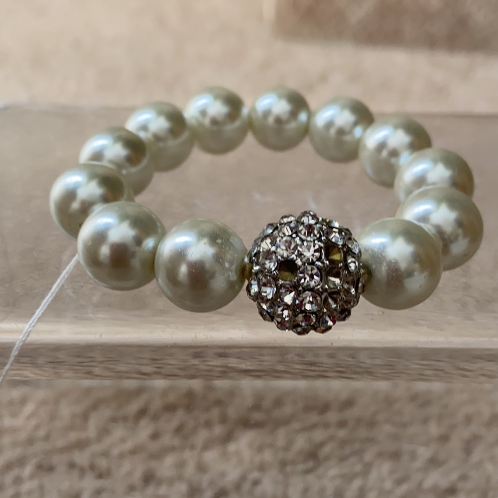 Oversized Large Pearls Rhinestone Ball Bracelet - Picture 2 of 2